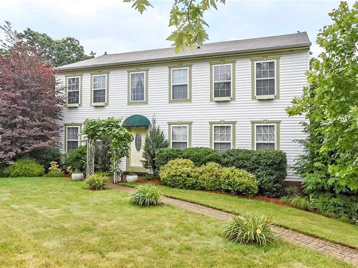 205 Santa Anna Drive, Moon-Crescent Twp