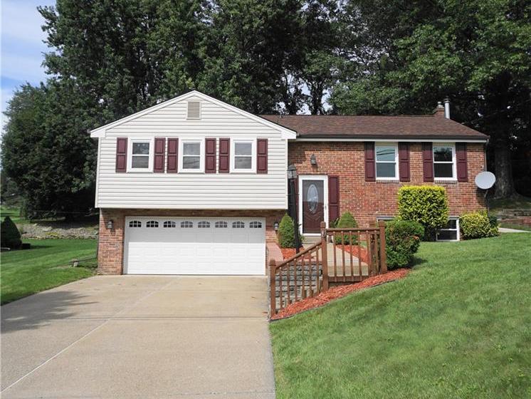 220 Clubside Drive, Moon-Crescent Twp