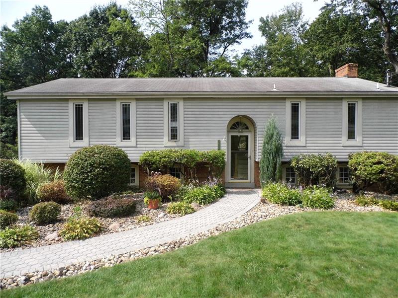 112 Essex Knoll Dr, Moon-Crescent Twp