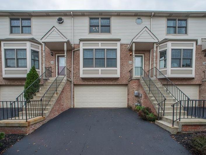 104 Woodcrest Dr, North Fayette