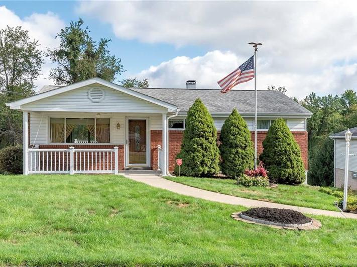 225 Burch Drive, Moon-Crescent Twp