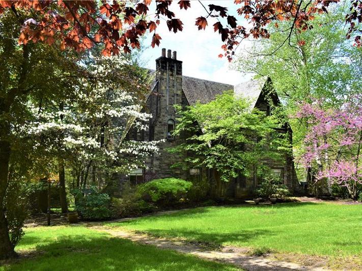 418 Greenhurst Dr, Mt. Lebanon