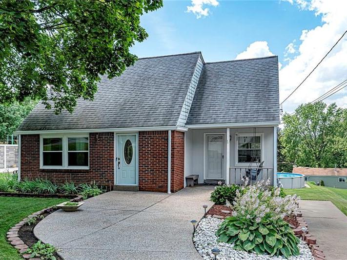 208 Laura Lee Drive, Moon-Crescent Twp