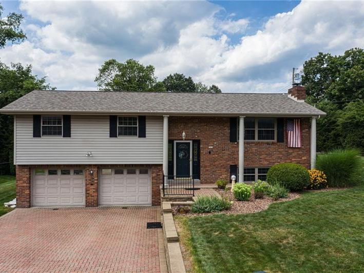 102 Parkridge Dr, Hopewell Twp