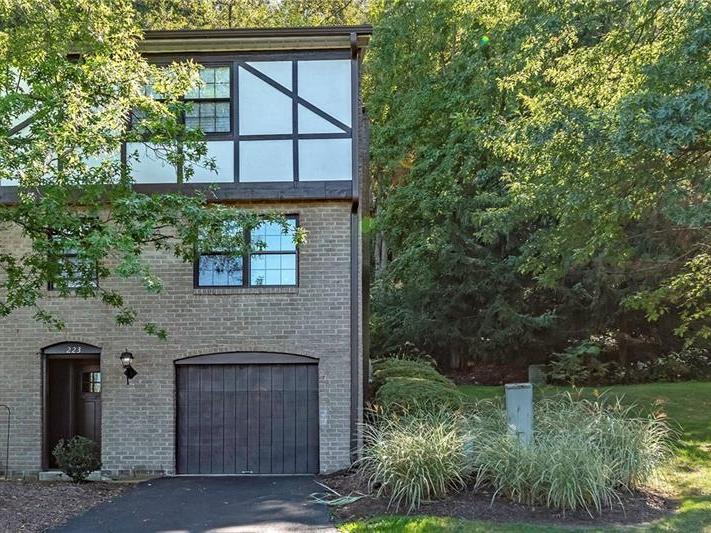 223 Newton Sq, Moon-Crescent Twp