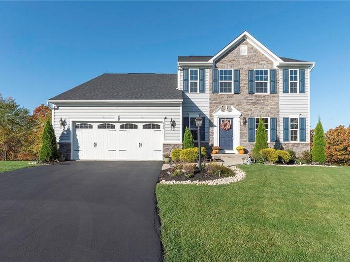 820 Balmoral Court, Moon-Crescent Twp