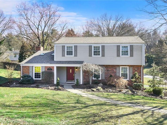 2453 Southvue Dr, Upper St. Clair