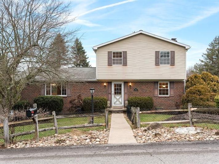 696 Brookshire Dr, McCandless