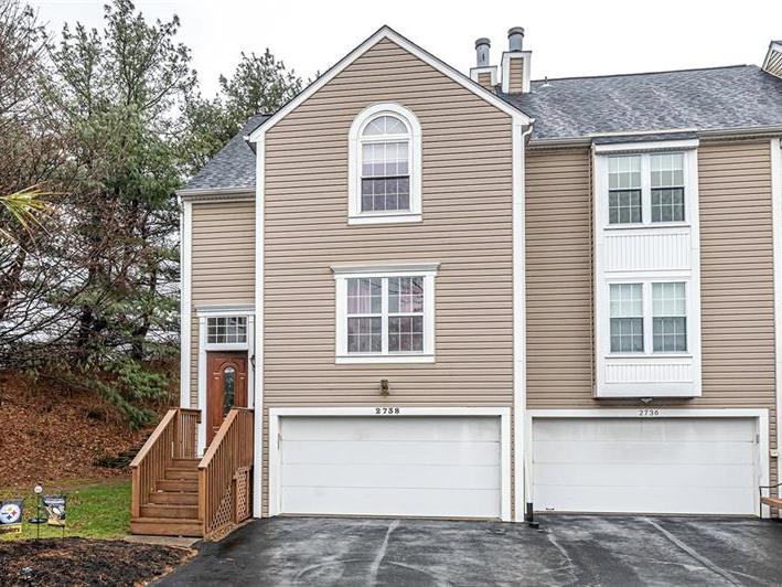 2738 Meadowcrest Ct, Franklin Park