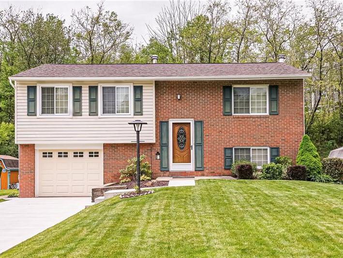 207 Bendix Dr, Moon-Crescent Twp