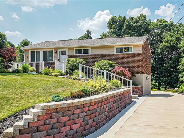 283 Longleaf Drive, Moon-Crescent Twp