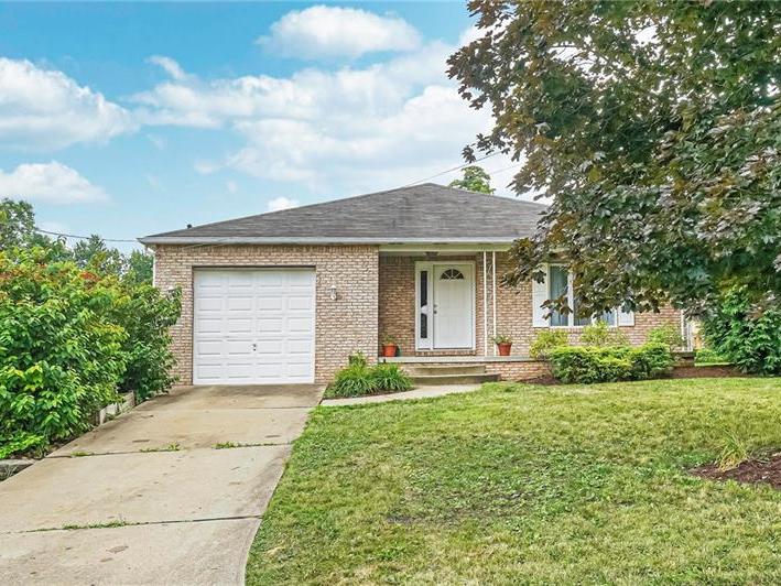 407 Valley View Drive, Moon-Crescent Twp