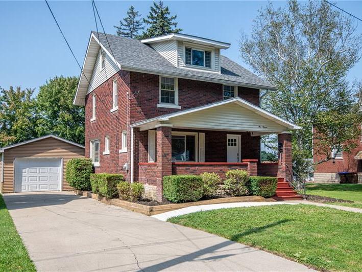 911 Bon Air Dr, Sharon