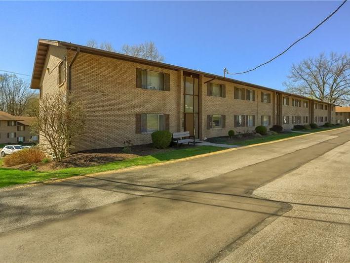 1004 Sanlin Drive, Moon-Crescent Twp